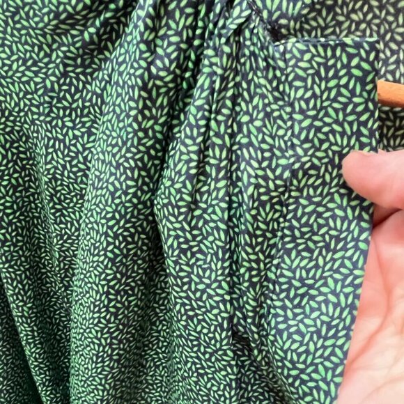 Tucker Green Silk Micro‎ Leaf Print Graphic Blouse- Size S - Picture 3 of 7